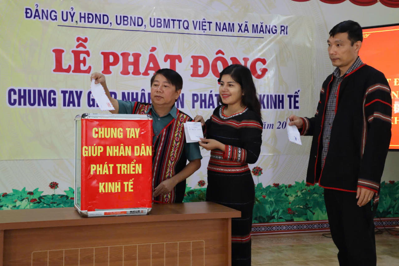 Cán bộ và người dân xã Măng Ri quyên góp ủng hộ phong trào “Chung tay giúp nhân dân phát triển kinh tế”.