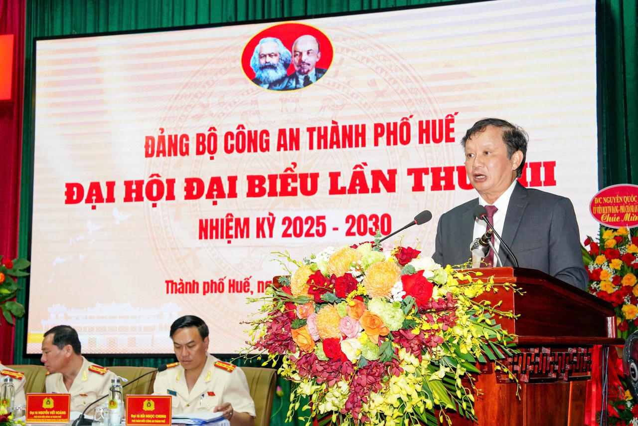 Ông Lê Trường Lưu – Ủy viên Ban Chấp hành Trung ương Đảng, Bí thư Thành ủy biểu dương những thành quả nổi bật của Đảng bộ Công an TP Huế trong nhiệm kỳ qua. 