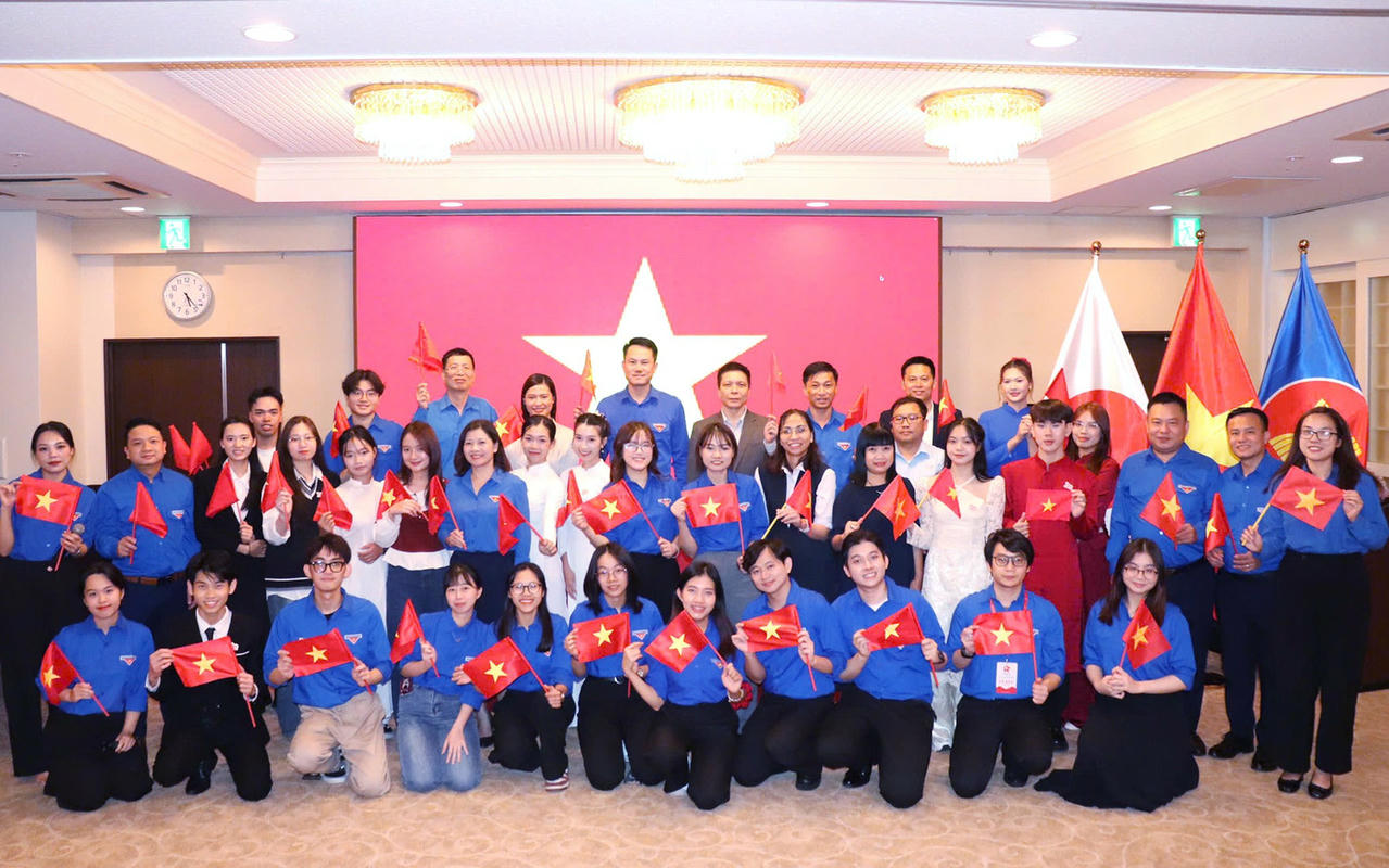 Phó Chủ tịch thường trực T.Ư Hội LHTN Việt Nam Nguyễn Kim Quy và Đại sứ Phạm Quang Hiệu cùng đoàn công tác T.Ư Hội, các đại biểu VYSA (Ảnh: BTC)