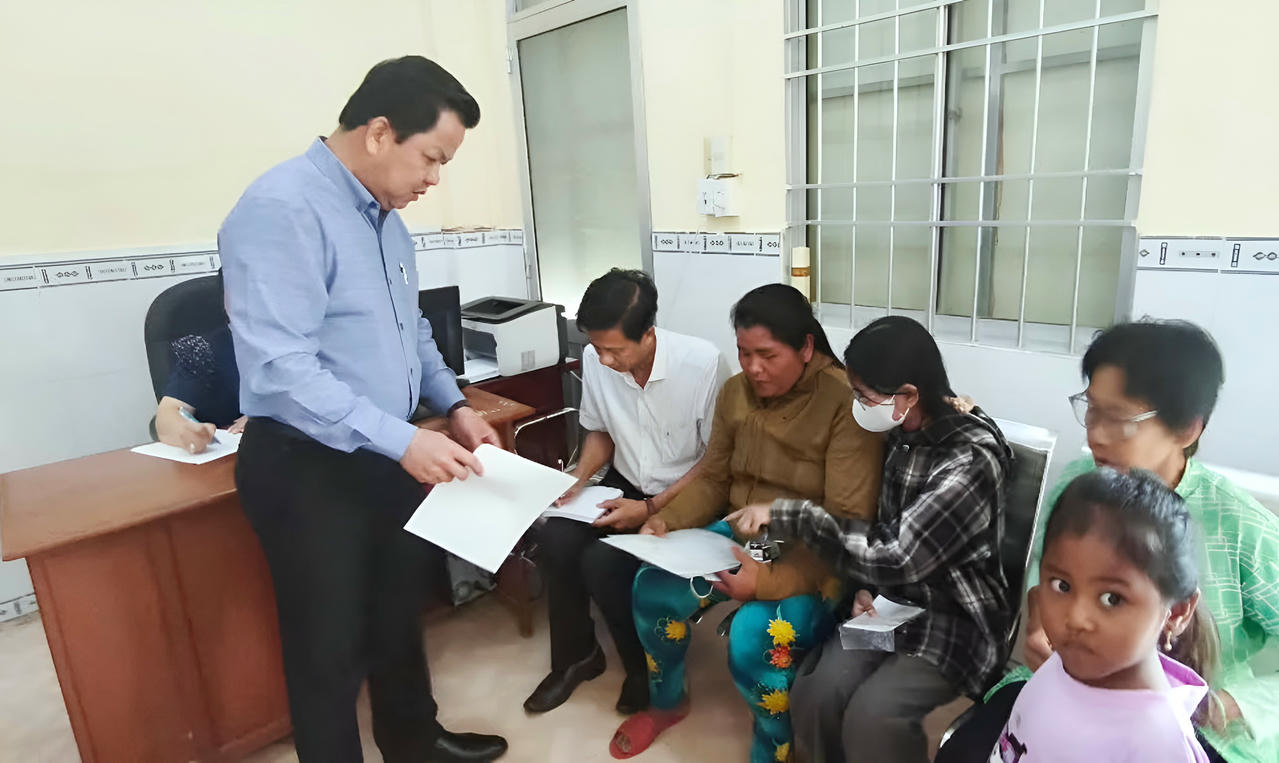 Ông Lâm Danh Nhân - Chủ tịch UBND phường Hiệp Thành, hướng dẫn người dân làm thủ tục hành chính.