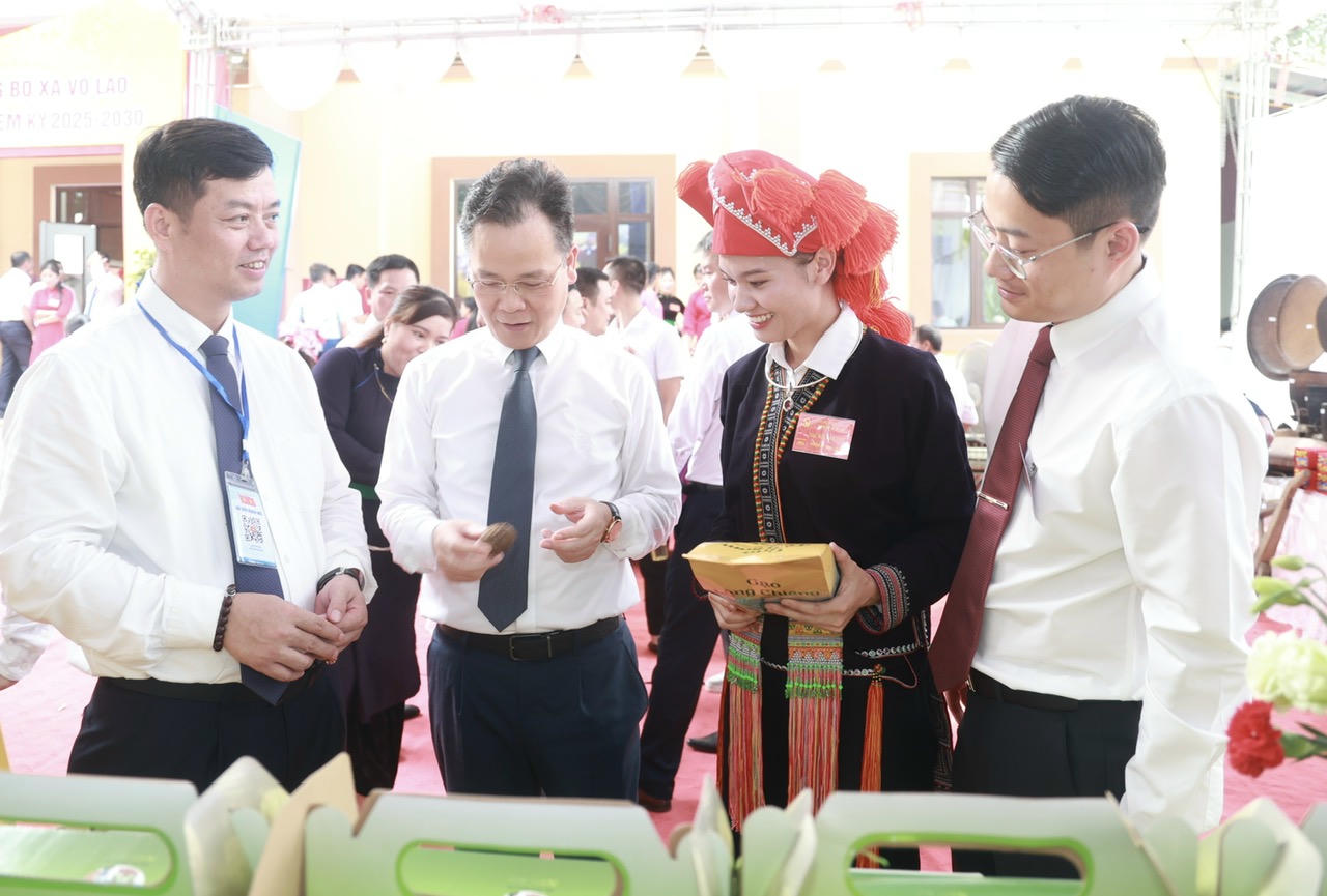 Các đại biểu thăm quan gian hàng triển lãm.
