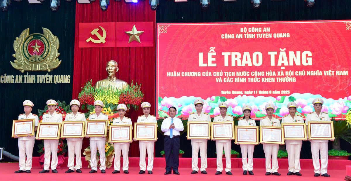 Thừa uỷ quyền của Chủ tịch nước và Thủ tướng Chính phủ, ông Hầu A Lềnh, Bí thư tỉnh Tuyên Quang trao Huân chương bảo vệ Tổ quốc hạng Ba và Bằng khen cho các cá nhân. (Ảnh: Lý Thịnh)