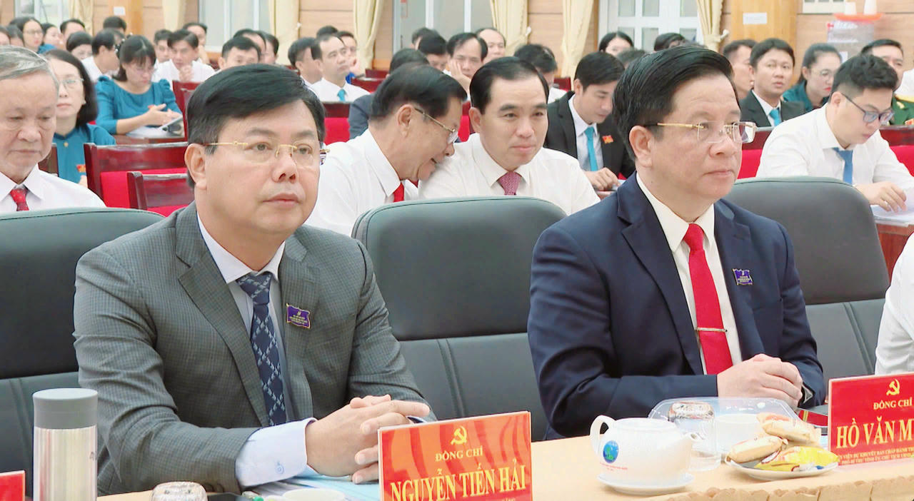 Bí thư Tỉnh ủy An Giang Nguyễn Tiến Hải (trái) và Chủ tịch UBND tỉnh An Giang Hồ Văn Mừng tham dự đại hội.