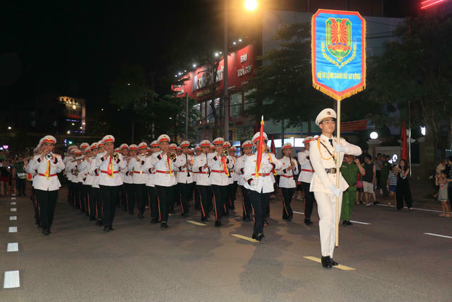 Đoàn Nghi lễ Công an Nhân dân diễu hành trên đường Điện Biên. Ảnh: Nguyên Đức