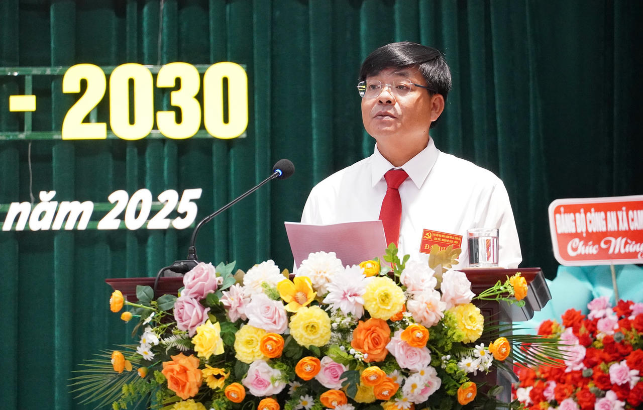 Bí thư Đảng ủy xã Cam Lộ Đỗ Văn Bình phát biểu tại Đại hội.
