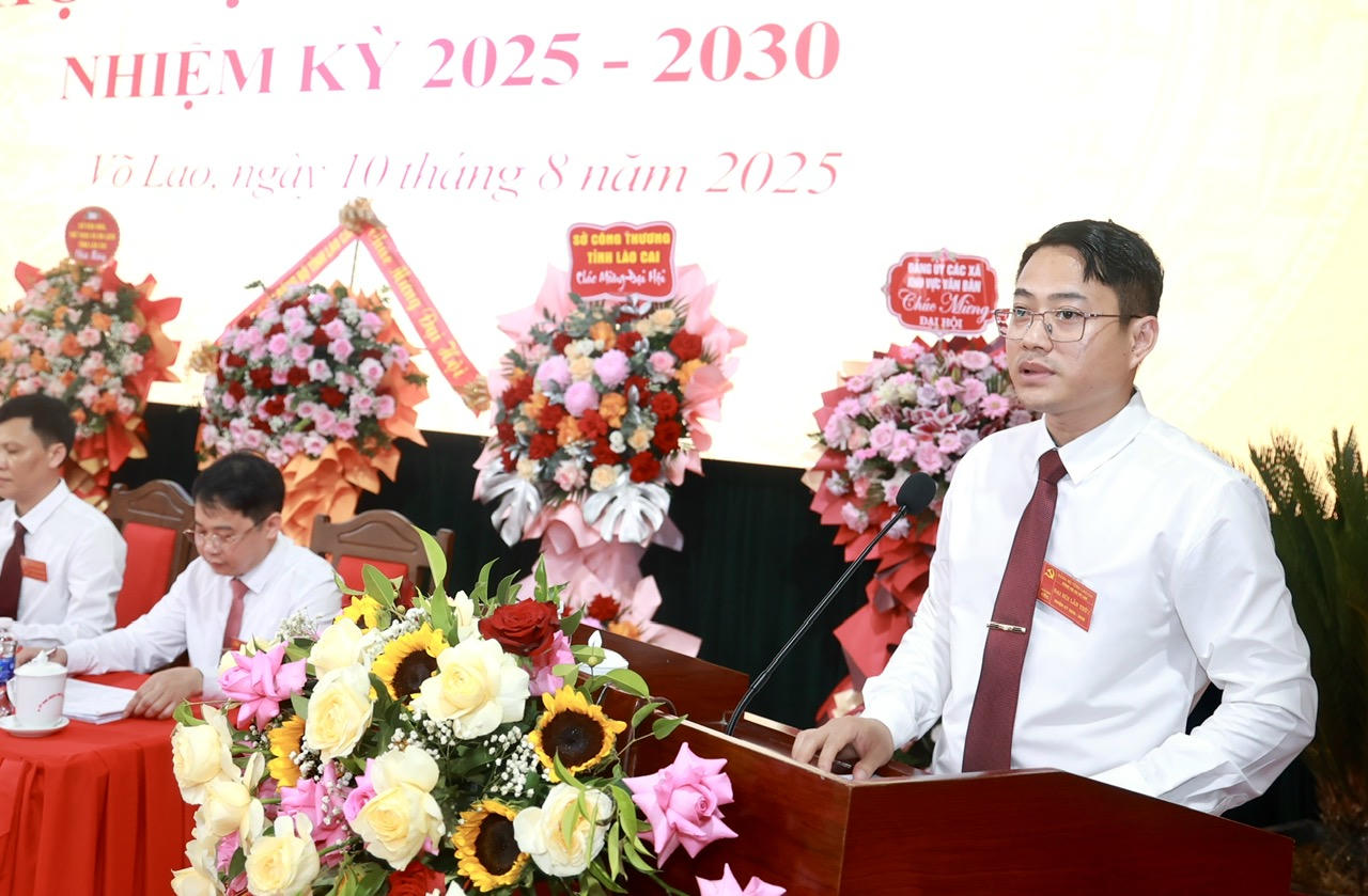 Ông Ngô Hoài Linh, Bí thư Đảng ủy xã Võ Lao trình bày Báo cáo Chính trị tại Đại hội.