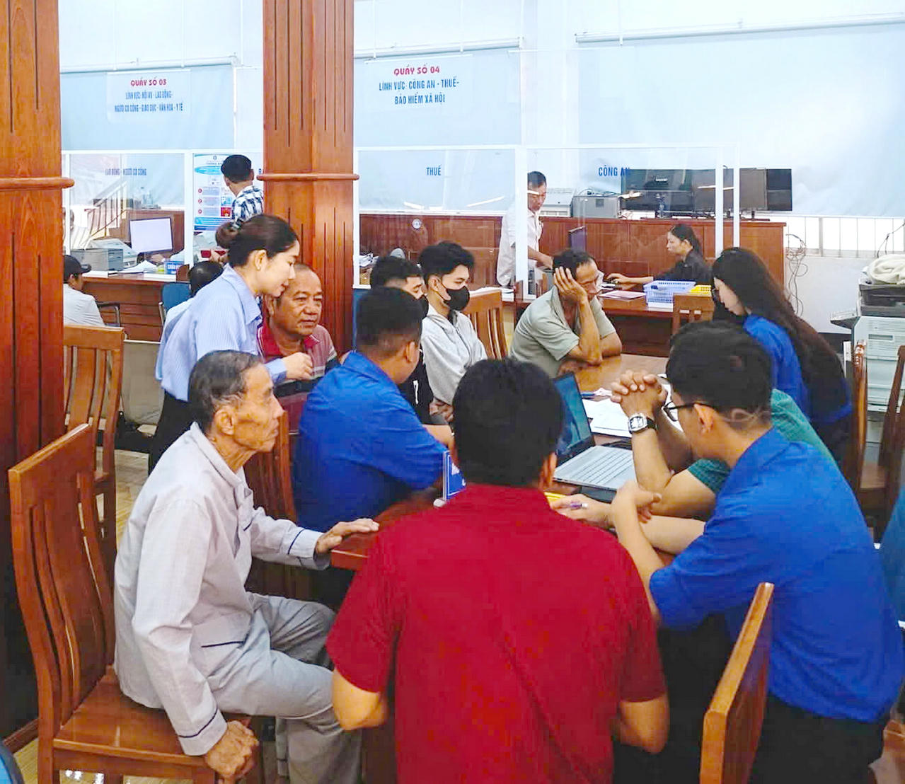 Thanh niên tình nguyện phường Giá Rai hỗ trợ người dân thực hiện thủ tục hành chính tại Trung tâm Phục vụ hành chính công.