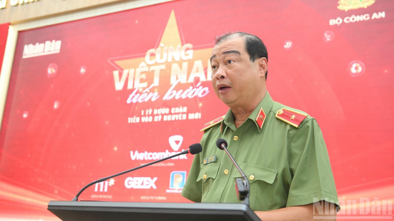 Thiếu tướng Lê Hồng Hiệp, Phó Cục trưởng Cục Công tác chính trị ((Bộ Công an) phát biểu tại cuộc họp báo. (Ảnh: Nhân Dân)