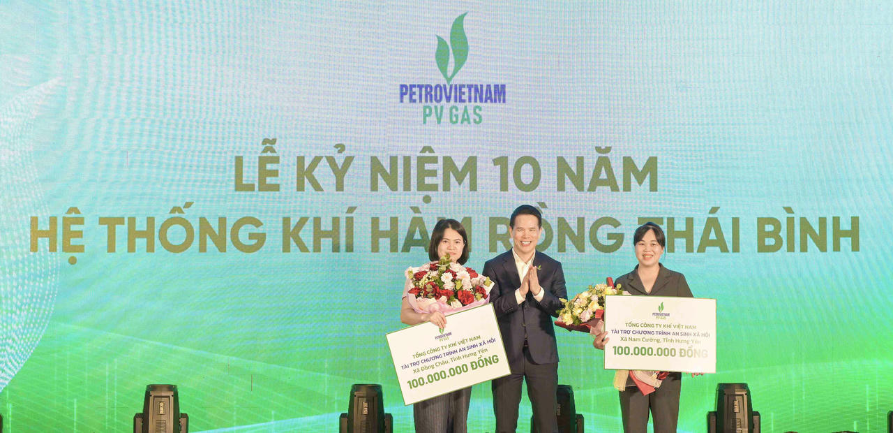 Tổng Giám đốc PV GAS trao hỗ trợ an sinh xã hội cho lãnh đạo xã Đồng Châu và xã Nam Cường.