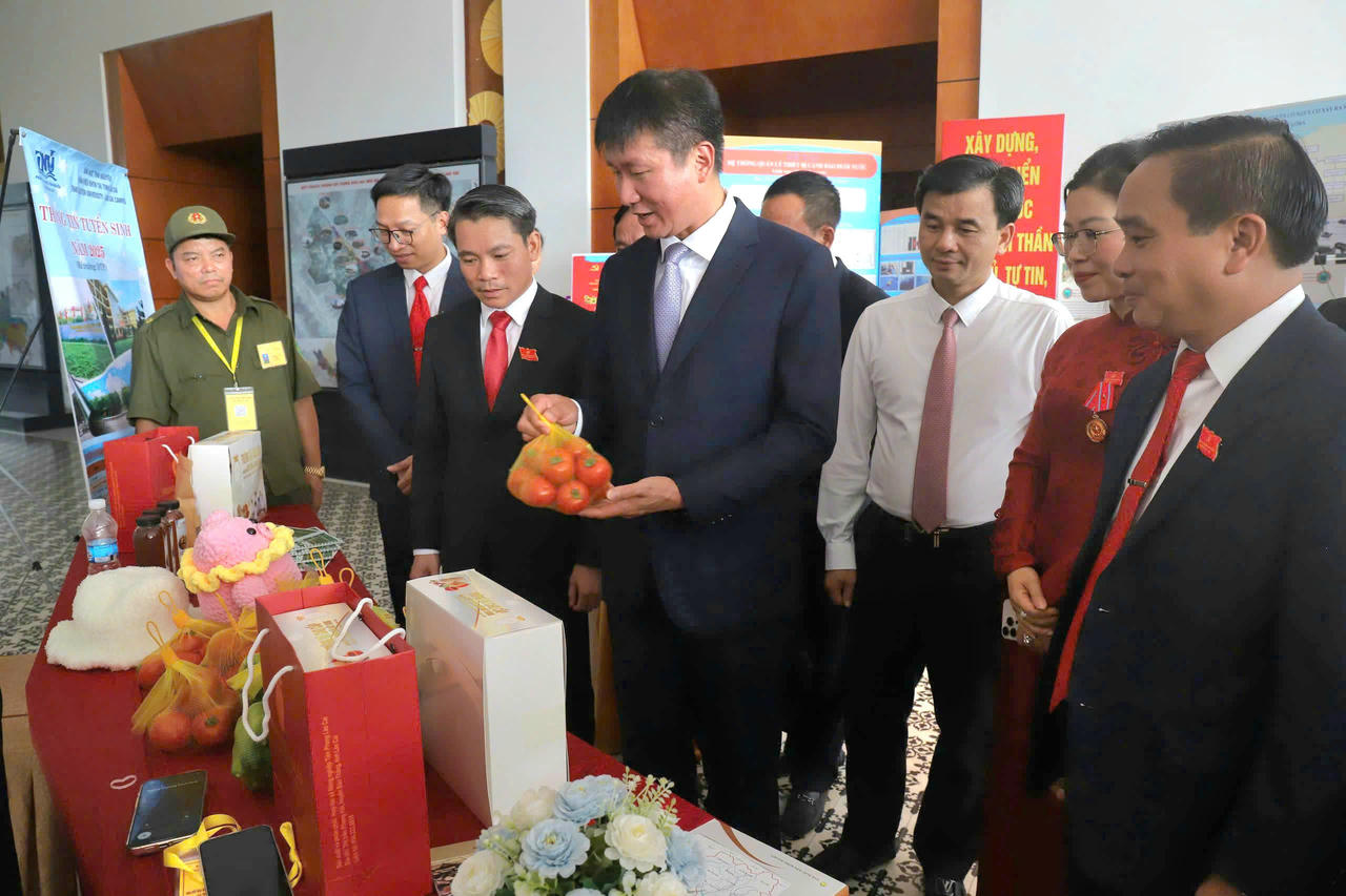Các đại biểu tham quan trưng bày sản phẩm địa phương.