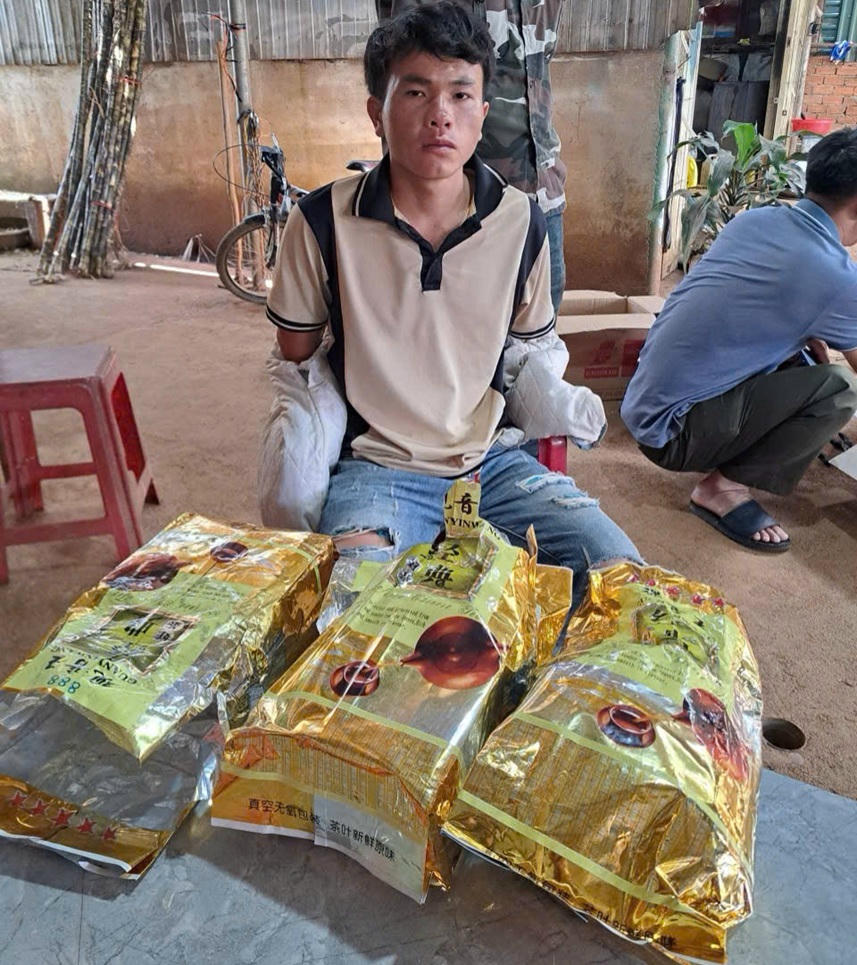 Đối tượng Giàng Seo Hòa cùng tang vật. Ảnh CALĐ.