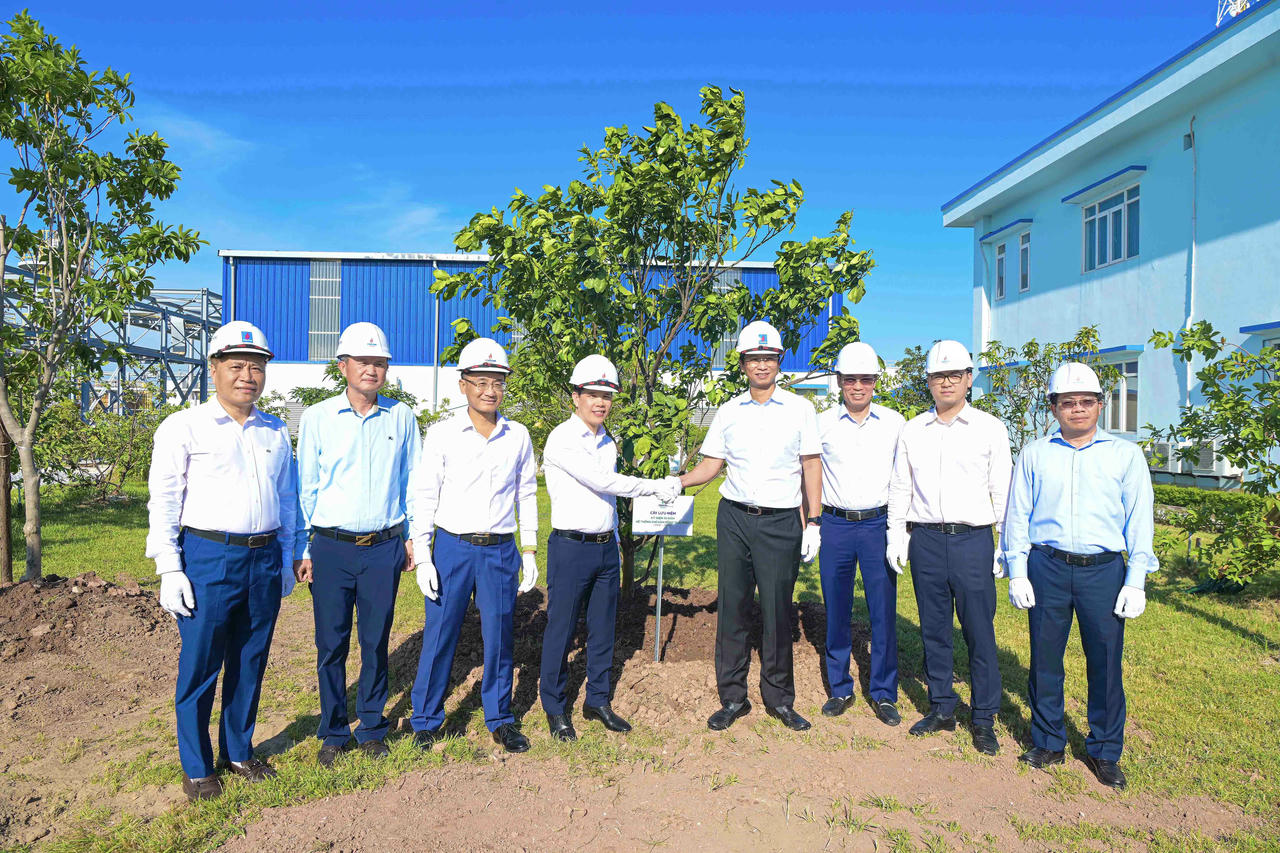 Đại diện Lãnh đạo Petrovietnam – ông Trần Hồng Nam và Lãnh đạo PV GAS trồng cây lưu niệm tại Trung tâm phân phối khí Tiền Hải.