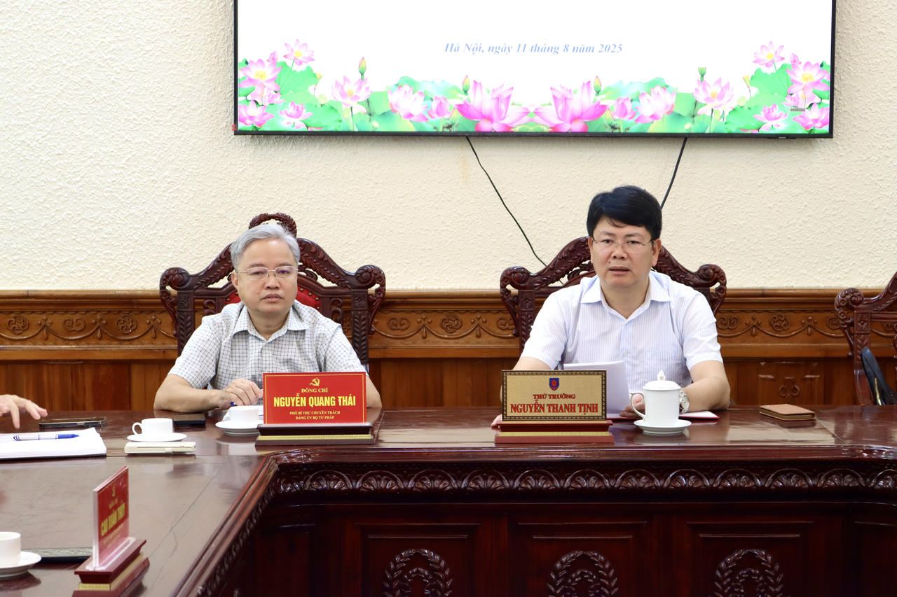 Đồng chí Nguyễn Thanh Tịnh, Phó Bí thư thường trực Đảng uỷ Bộ, Thứ trưởng Bộ Tư pháp và đồng chí Nguyễn Quang Thái, Phó Bí thư chuyên trách Đảng uỷ Bộ chủ trì buổi làm việc.
