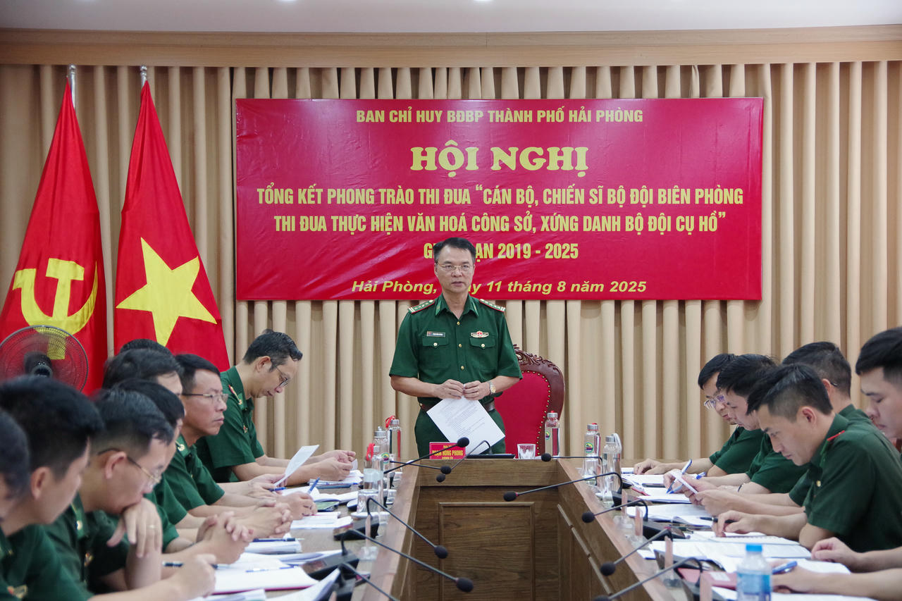 Đại tá Phạm Hồng Phong, Chính ủy Ban Chỉ huy BĐBP TP Hải Phòng phát biểu tại Hội nghị