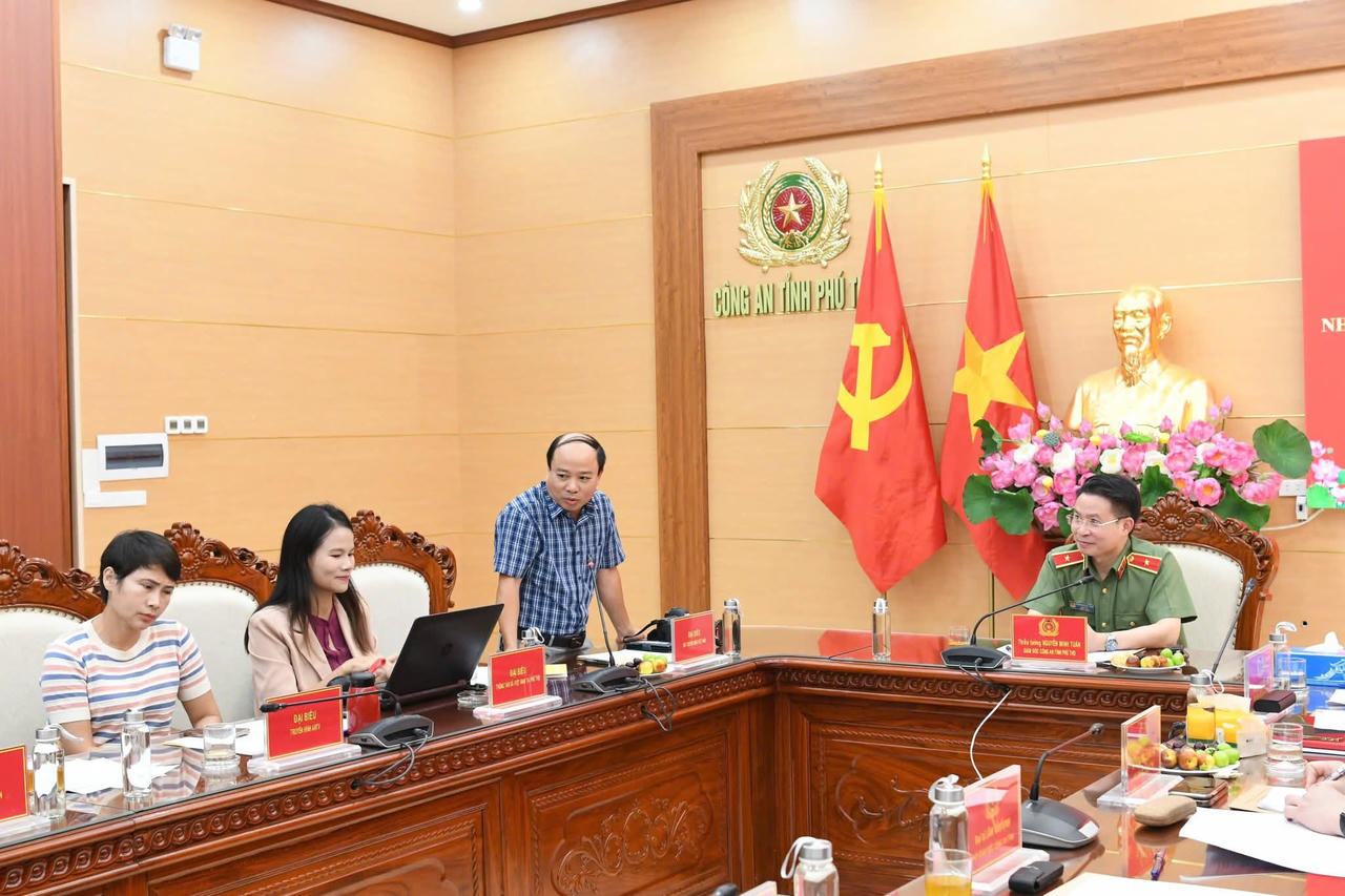 Đại diện các cơ quan thông tấn, báo chí phát biểu tại buổi gặp mặt.