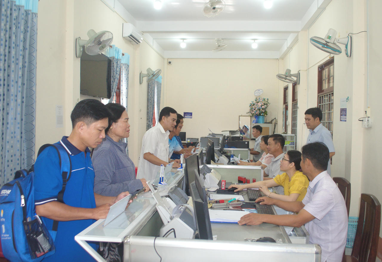 Người dân thực hiện thủ tục hành chính tại Trung tâm Phục vụ hành chính công xã Châu Thới.