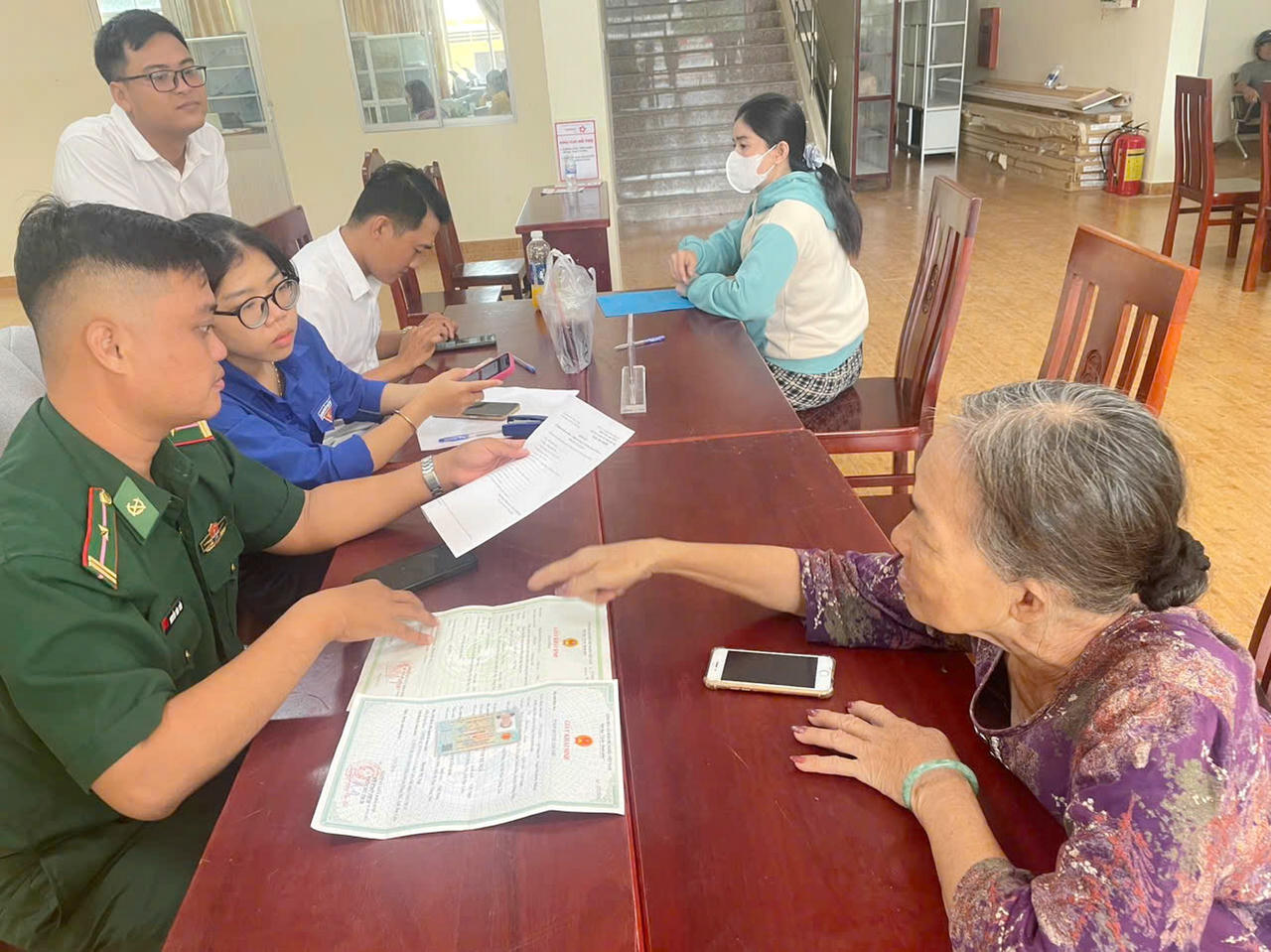 Tuổi trẻ Bộ đội Biên phòng (BĐBP) tỉnh Cà Mau phối hợp, hướng dẫn người cao tuổi thực hiện các thủ tục hành chính công theo quy định.