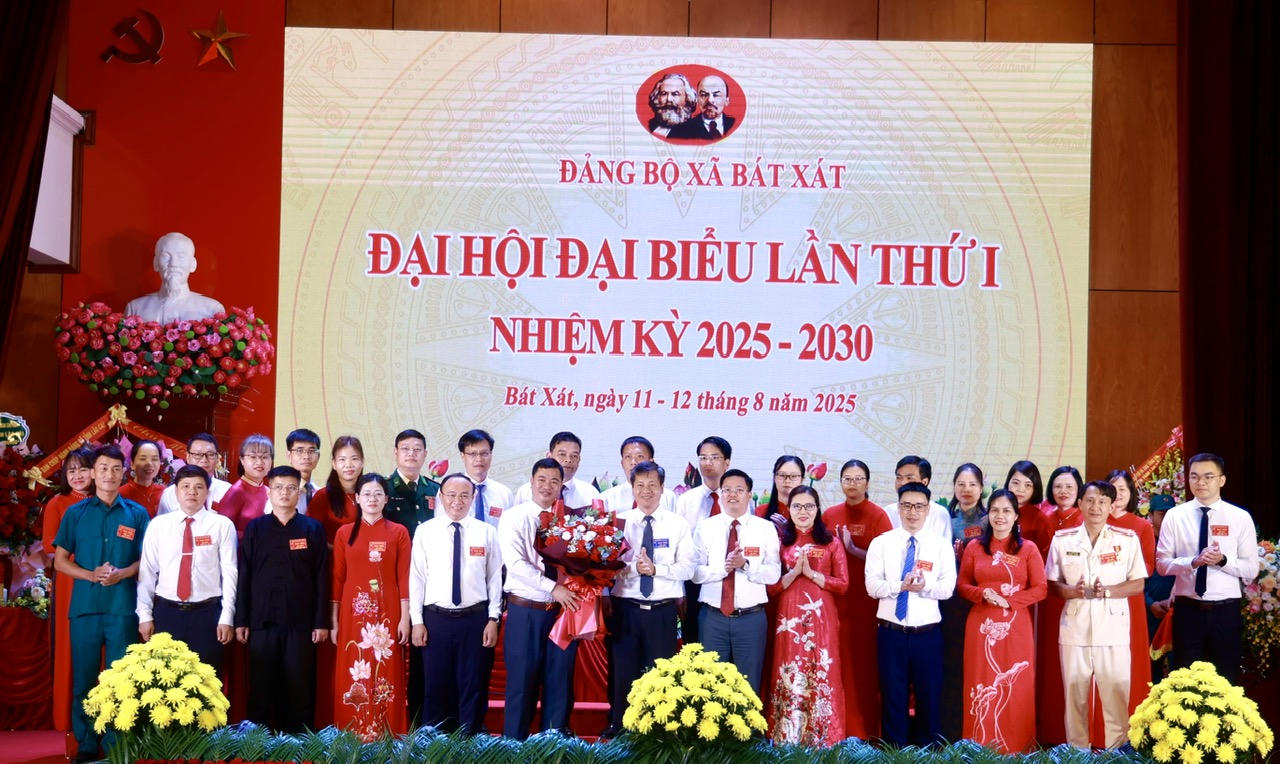 Ban Chấp hành Đảng bộ xã Bát Xát nhiệm kỳ 2025-2030 ra mắt Đại hội