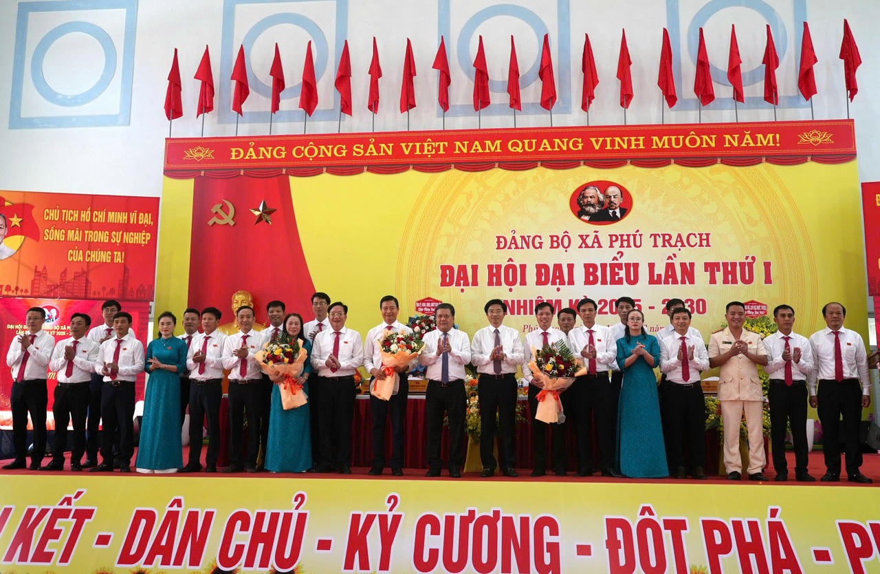Chủ tịch UBND tỉnh Trần Phong và Trưởng Ban Tuyên giáo và Dân vận Tỉnh ủy Trương An Ninh tặng hoa chúc mừng Ban Chấp hành Đảng bộ xã Phú Trạch, nhiệm kỳ 2025 - 2030.