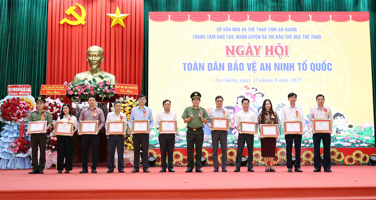Thiếu tướng Nguyễn Văn Hận, Giám đốc Công an tỉnh trao Giấy khen của Công an tỉnh cho 05 tập thể và 06 cá nhân.
