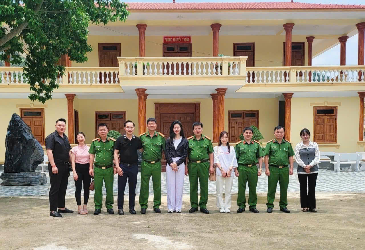 Nhóm PV Báo Pháp luật Việt Nam chụp ảnh lưu niệm với các cán bộ tại Trại giam Yên Hạ (Sơn La).