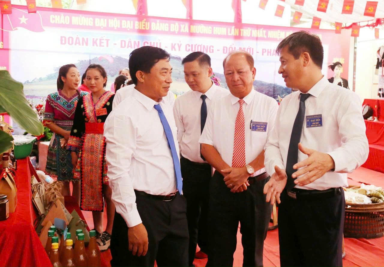 Các đại biểu tham quan gian trưng bày các sản phẩm đặc trưng của xã Mường Hum.