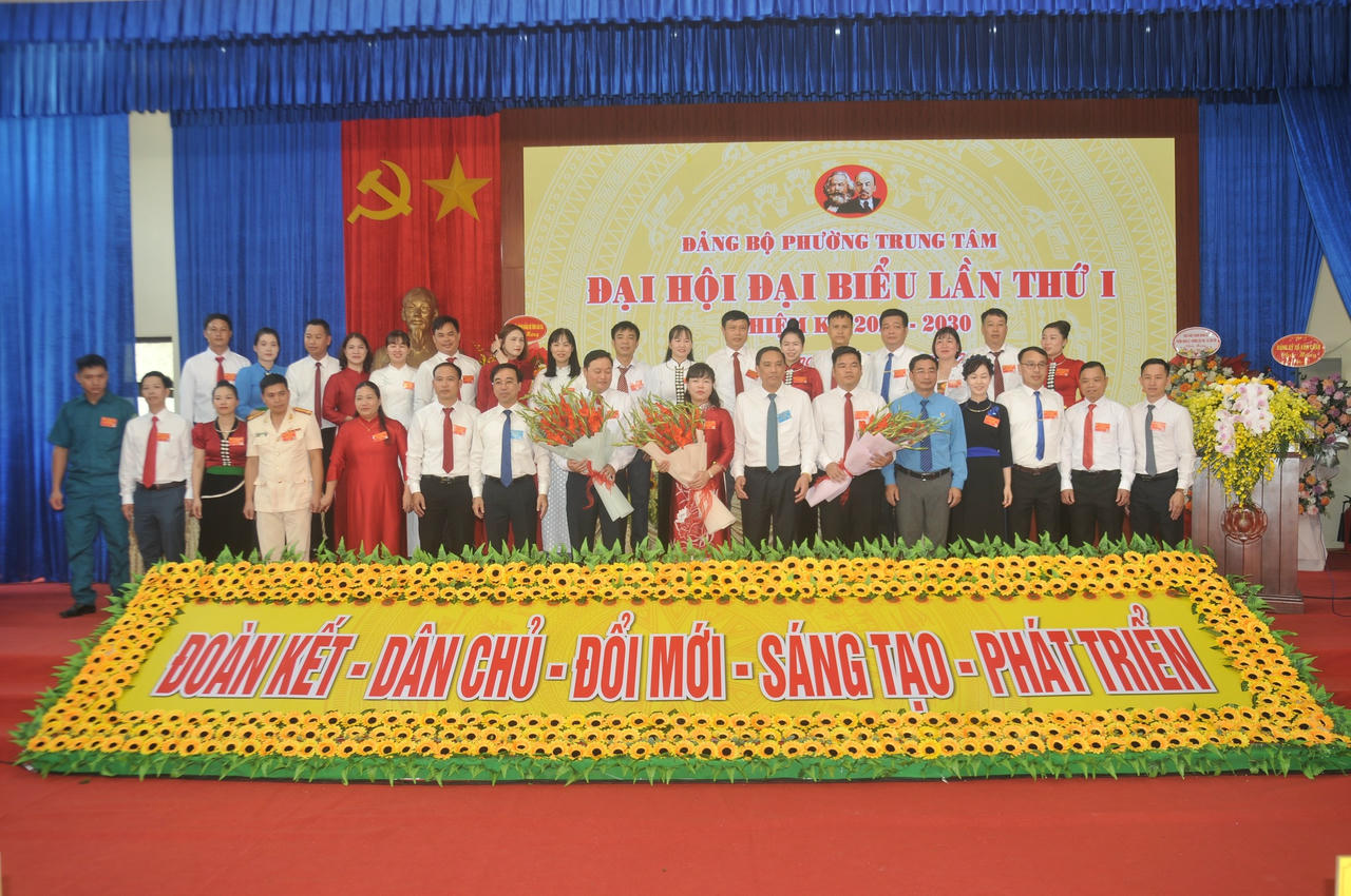 Ban Chấp hành Đảng bộ phường Trung tâm nhiệm kỳ mới ra mắt Đại hội.