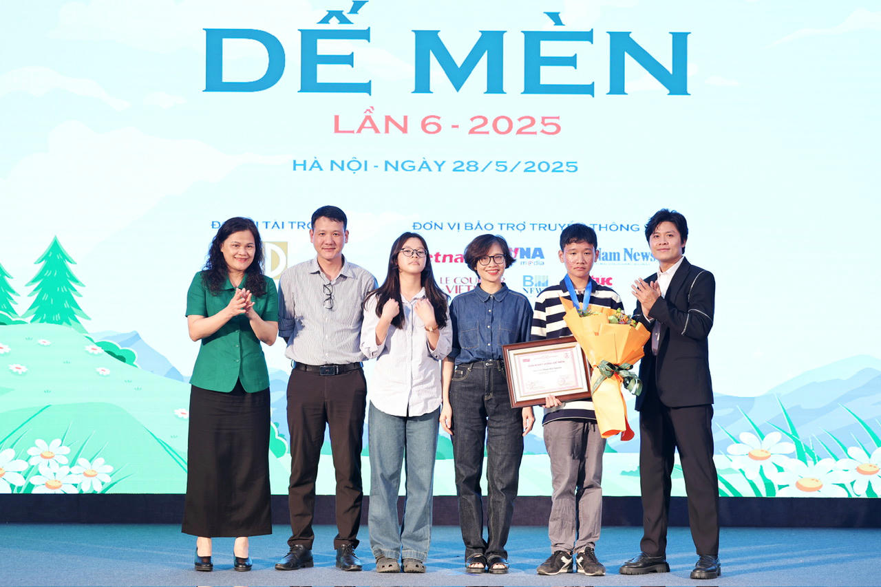 Phạm Hải Nguyên nhận giải Khát vọng Dế Mèn năm 2025. Ảnh: NVCC