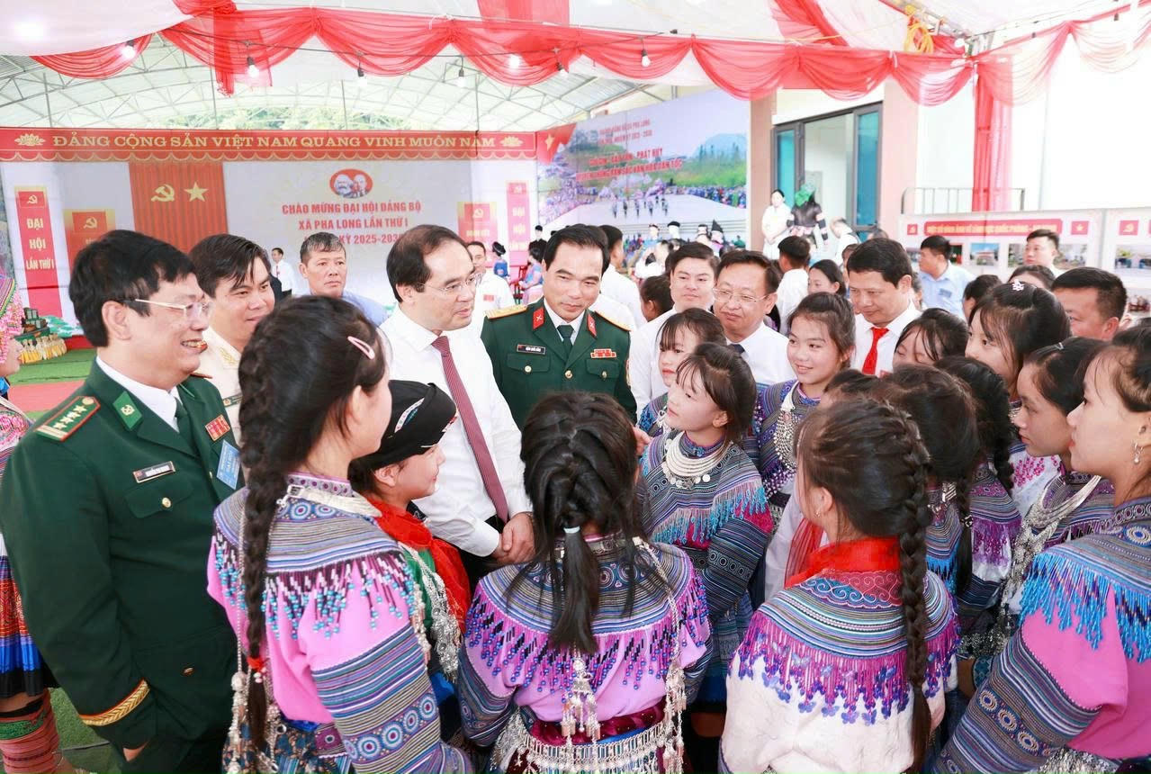 Bí thư Tỉnh ủy Lào Cai Trịnh Xuân Trượng trò chuyện cùng học sinh