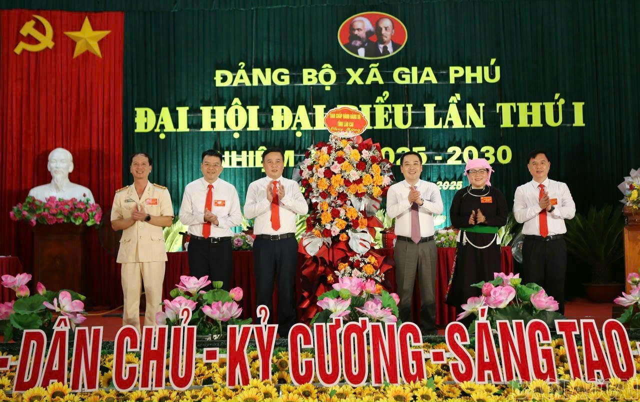 Phó Bí thư Tỉnh ủy Lào Cai Nguyễn Tuấn Anh tặng hoa chúc mừng Đại hội.