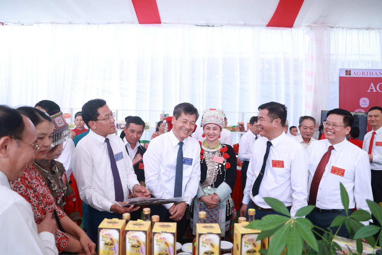Các đại biểu tham quan gian hàng trưng bày sản phẩm địa phương.