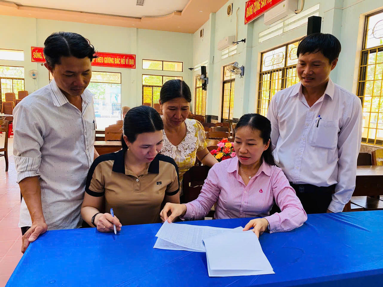 Bí thư chi bộ Đảng, Giám đốc phòng giao dịch NHCSXH Hoài Nhơn  - bà Đặng Thị Hương thường xuyên kiểm tra hoạt động TDCS tại các điểm giao dịch.