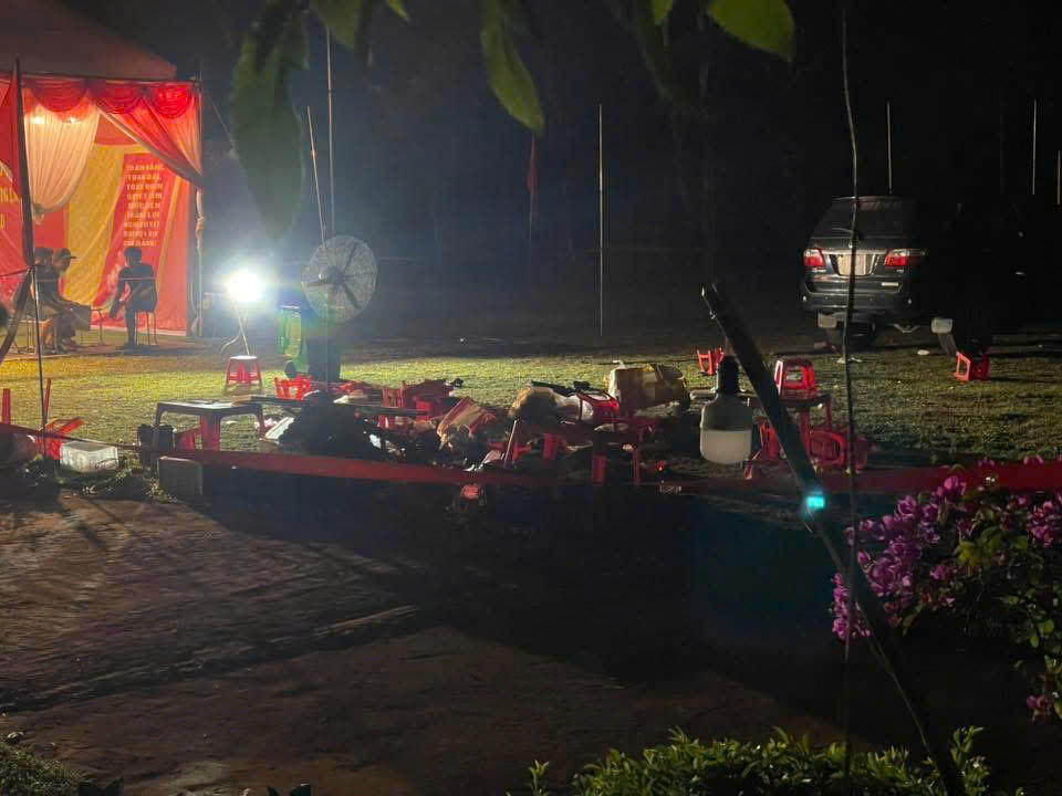 Ô tô 7 chỗ đâm vào đám đông, 1 cháu bé tử vong, 10 người phải cấp cứu