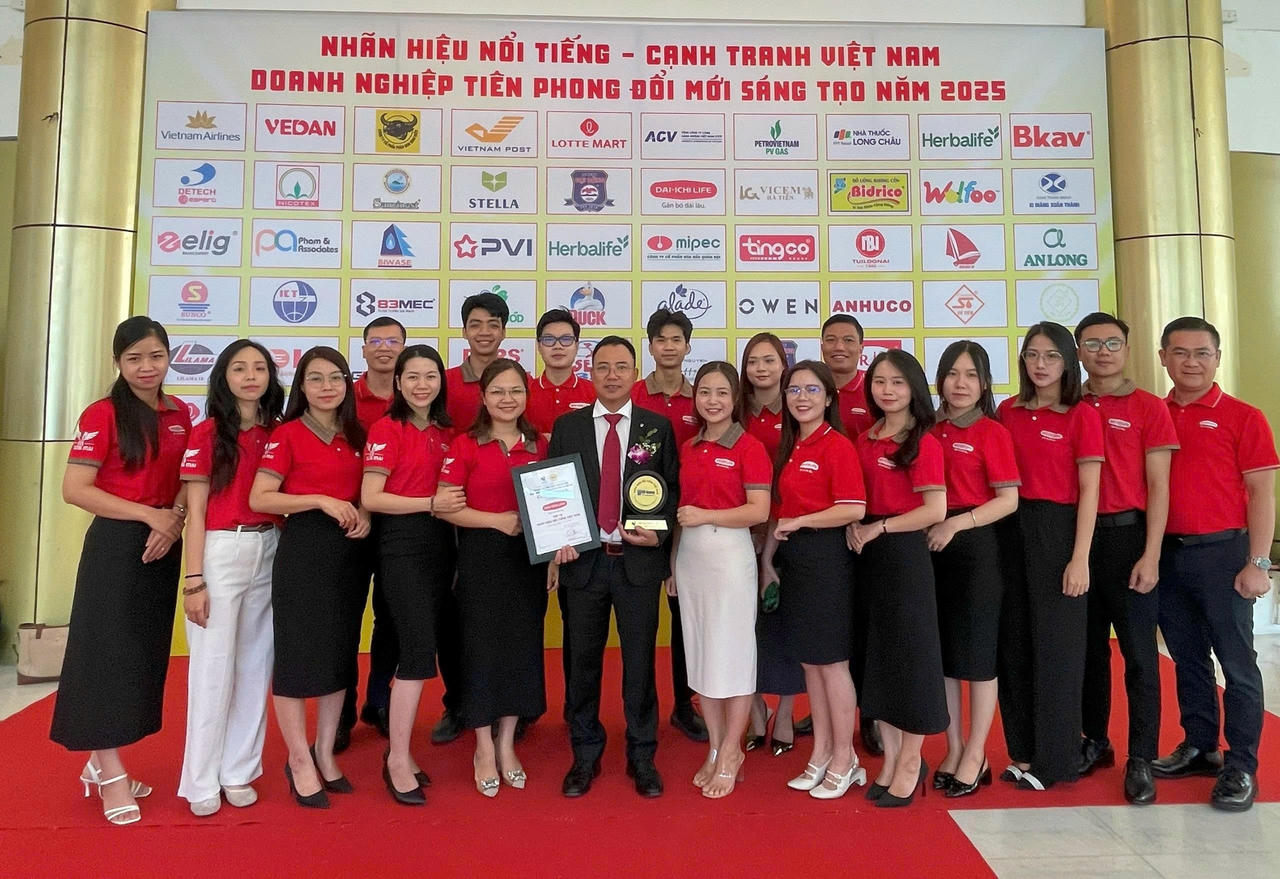 Các thành viên Dai-ichi Life Việt Nam tại Lễ trao Chứng nhận “Nhãn hiệu nổi tiếng - Nhãn hiệu cạnh tranh Việt Nam 2025”.