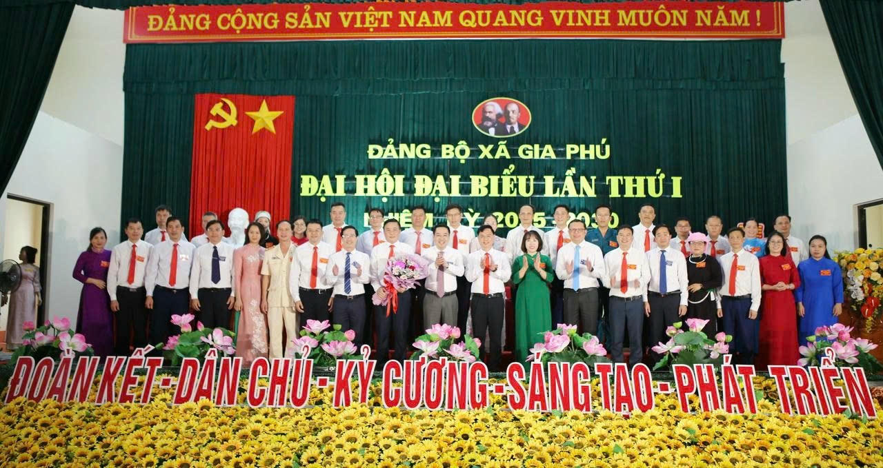Ban Chấp hành Đảng bộ xã Gia Phú nhiệm kỳ 2025 -2030 ra mắt Đại hội.