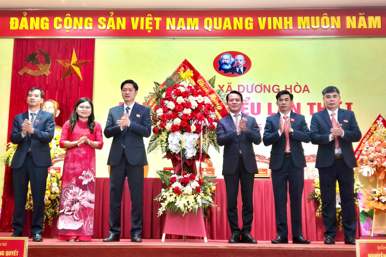 Ông Hoàng Trọng Quyết, Ủy viên Ban Thường vụ Thành ủy, Chủ nhiệm Ủy ban Kiểm tra Thành ủy tặng hoa chúc mừng đại hội.