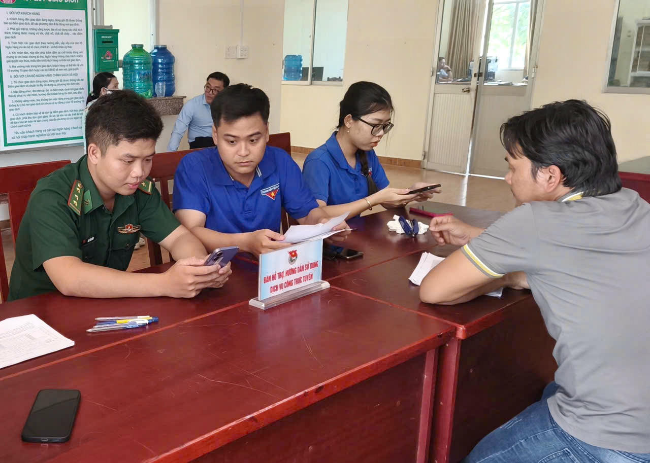 Hỗ trợ người dân sử dụng các ứng dụng dịch vụ công trực tuyến.