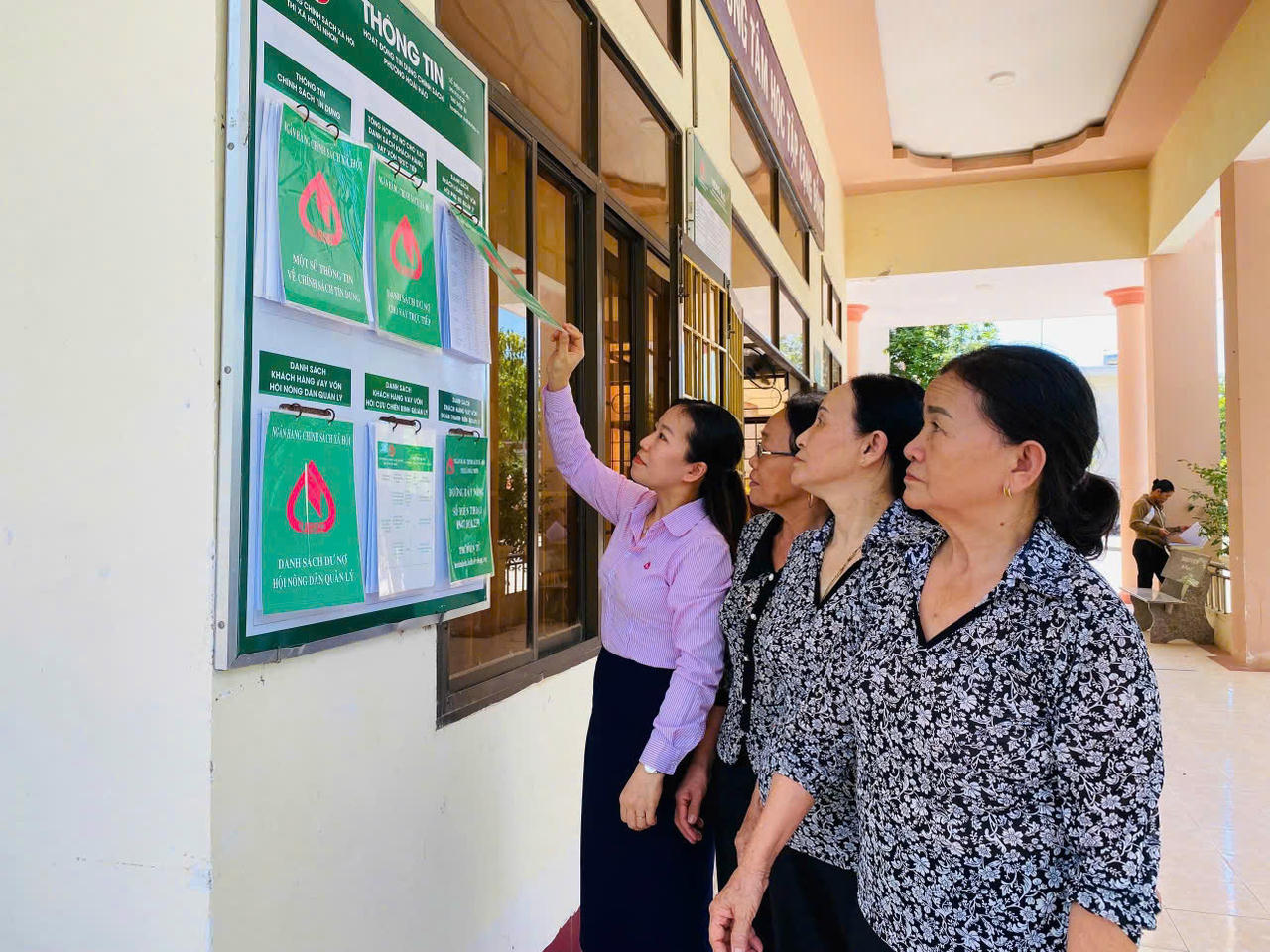 Bí thư chi bộ Đảng,Giám đốc phòng giao dịch NHCSXH Hoài Nhơn, bà Đặng Thị Hương thường xuyên kiểm tra hoạt động TDCS tại các điểm giao dịch.
