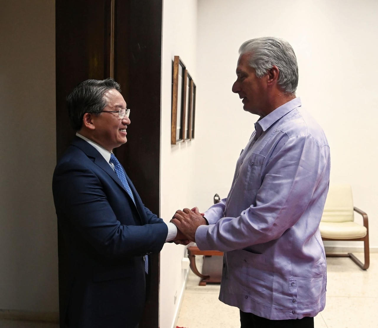 Đồng chí Nguyễn Hải Ninh và Đoàn công tác tiếp kiến đồng chí Miguel Mario Díaz-Canel Bermúdez, Bí thư thứ nhất Đảng Cộng sản, Chủ tịch nước Cộng hòa Cuba.