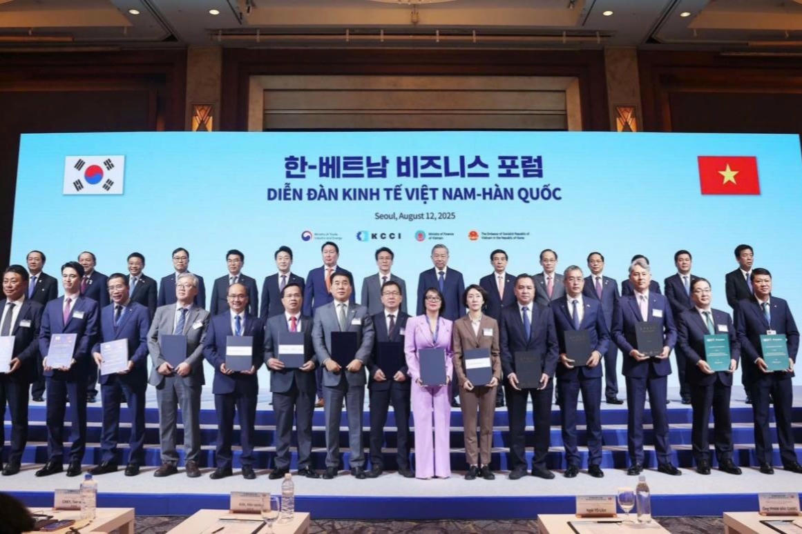 Tổng Giám đốc BIDV Lê Ngọc Lâm và Tổng Giám đốc Hana Bank Lee Ho Sung trao Thỏa thuận hợp tác trước sự chứng kiến của Lãnh đạo 2 nước Việt Nam - Hàn Quốc.