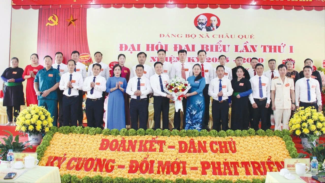Phó Bí thư Tỉnh ủy, Chủ tịch Ủy ban MTTQ Việt Nam tỉnh Lào Cai Giàng Thị Dung tặng hoa chúc mừng Ban Chấp hành Đảng bộ xã Châu Quế nhiệm kỳ 2025 - 2030