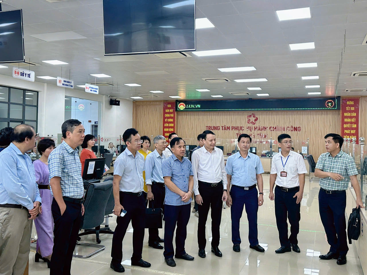 Đoàn công tác của Bộ KH&CN đi kiểm tra thực tế tại Trung tâm Phục vụ Hành chính công tỉnh Hà Tĩnh (Ảnh: Bộ KH&CN)