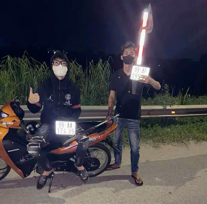 Điều tra nhóm thanh, thiếu niên mang hung khí chém biển số xe, livestream tại Bắc Ninh