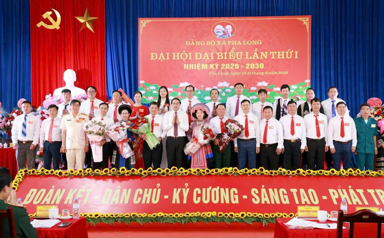 Bí thư Tỉnh ủy Lào Cai tặng hoa chúc mừng Ban Chấp hành Đảng bộ xã Pha Long nhiệm kỳ 2025 - 2030.