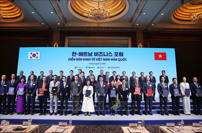 Tổng Bí thư Tô Lâm và Thủ tướng Hàn Quốc Kim Min Seok chứng kiến các đơn vị, doanh nghiệp trao thoả thuận hợp tác. Ảnh: Thống Nhất/TTXVN