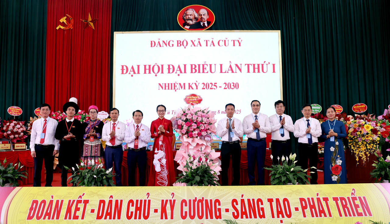 Ông Vũ Quỳnh Khánh, Phó Chủ tịch Thường trực HĐND tỉnh Lào Cai trặng hoa chúc mừng Đại hội