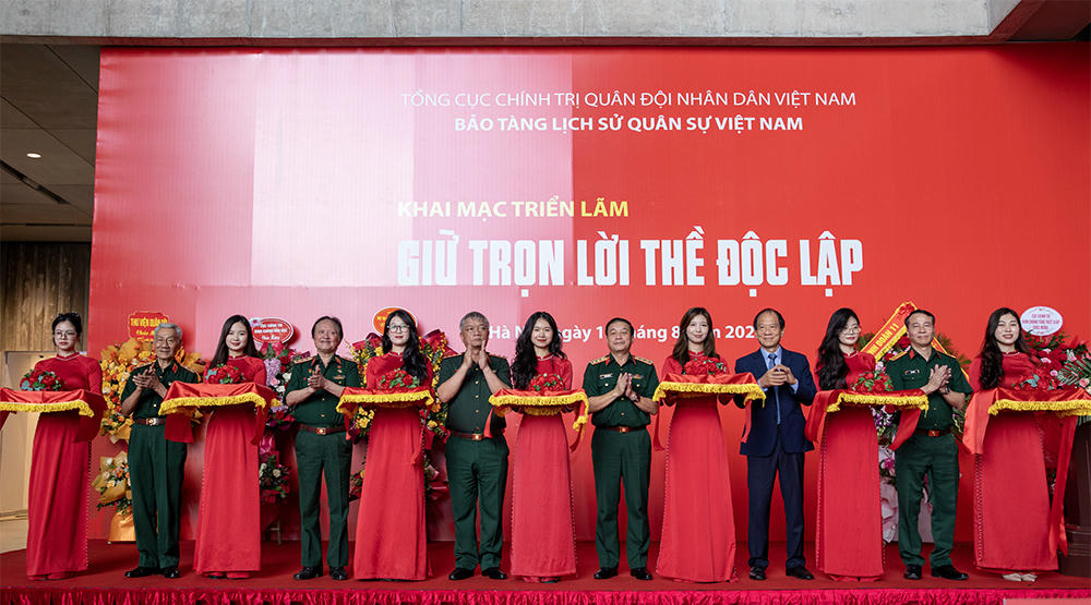 Các đại biểu cắt băng khai mạc triển lãm.