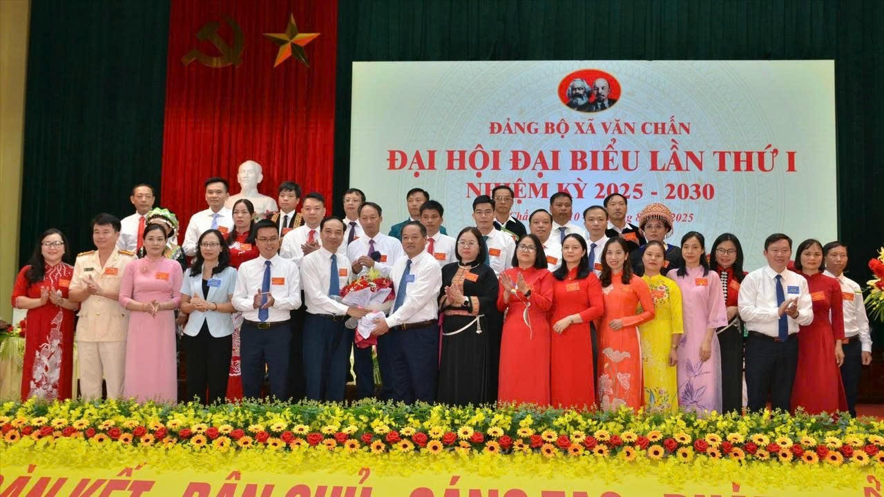 Ban Chấp hành Đảng bộ xã Văn Chấn nhiệm kỳ 2025- 2030 ra mắt Đại hội.
