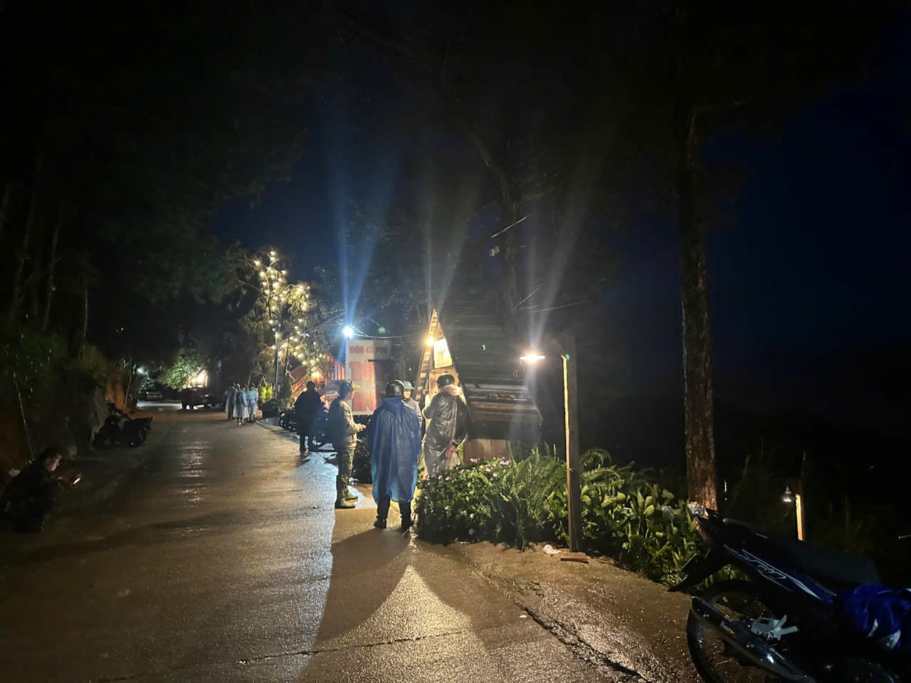 2 người tử vong do sạt lở đất tại quán cà phê ở Xuân Trường - Đà Lạt