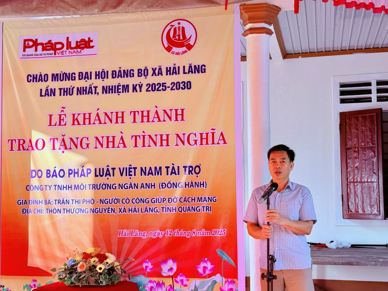 Ông Nguyễn Đức Phong - Phó Bí thư Đảng ủy, Chủ tịch UBND xã Hải Lăng pháp biểu tại lễ bàn giao.